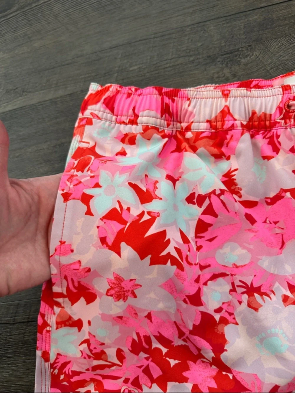 Vineyard Vines Medium Pink & Red Tropical Floral Chappy Swim Trunks NWOT‎